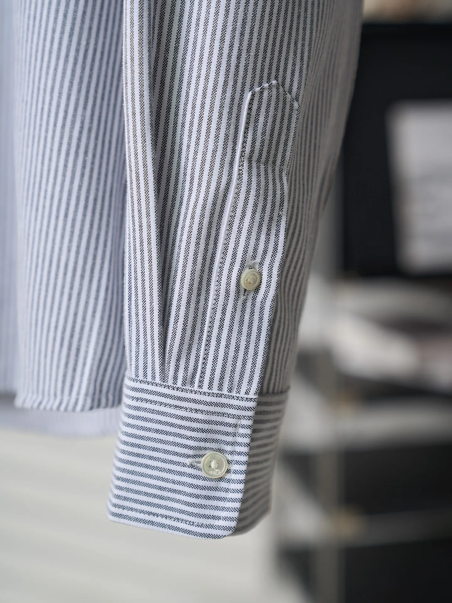 [Real auction] Ami/Ami Paris black label love embroidered striped long-sleeved shirt [In Stock] 39 40 41 42 Customized harp pattern combed Oxford spinning, tight and smooth, comfortable and close to the skin, the ultimate collision of black and white, using stripes as brushstrokes to measure elegance and sharpness. Black silk thread dances on the chest with the iconic love embroidery, engraved with French romantic code French laziness meets striped order. The sense of order in stripes will give you an aura of control over the overall situation. Black and White woven gentleman's knot reveals a sense of luxury in the subtleties. The beauty of layers is all in the stripes. Using imported machine embroidery technology. Using advanced computer control systems and precision mechanical components to realize Ami's love embroidery work. High precision. Smooth and delicate lines. Three-dimensional tailoring of the human body. Return to traditional craft techniques. Techniques of segmentation, folding, shrinking and stretching. The so-called slow work and careful work are the respect for the material and the pursuit of hand feel. The workmanship is complex and tedious, slow in aging and high in loss. The fabrics have been sand washed to have a better hand feel and texture. It is not easy to deform, not easy to shrink, not easy to fade, and maintains long-term beauty and loose fit.